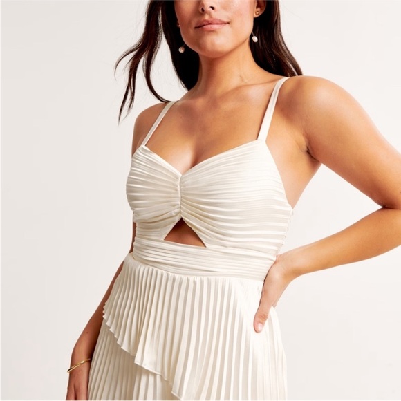 Abercrombie & Fitch Giselle
Pleated Tiered Maxi Dress White Satin Medium NEW - Picture 4 of 5